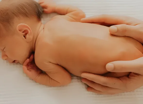 Atelier massage bébé avec un parent