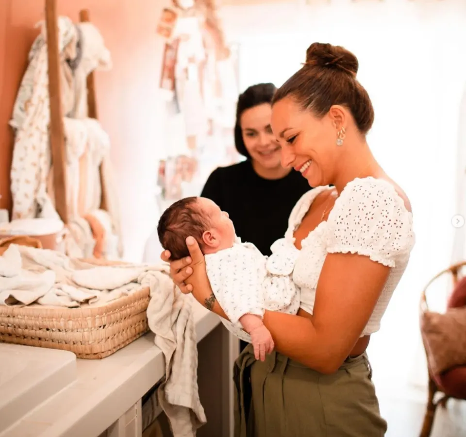 Maman tenant son nouveau-né dans le cabinet Mon Premier Souffle à Millery, près de Lyon