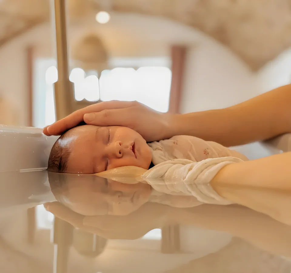 Nouveau-né endormi soutenu dans l’eau pendant le Bain d’Accueil du Nouveau-né® près de Lyon