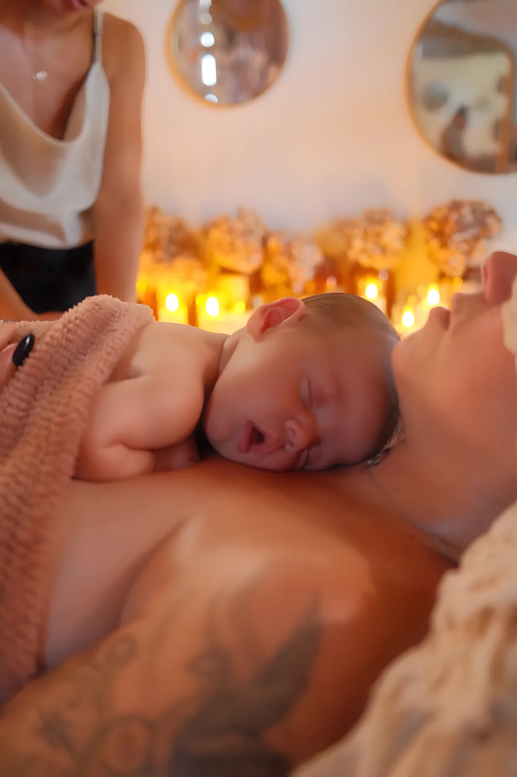 Nouveau-né profondément endormi contre sa maman pendant le rituel peau à peau