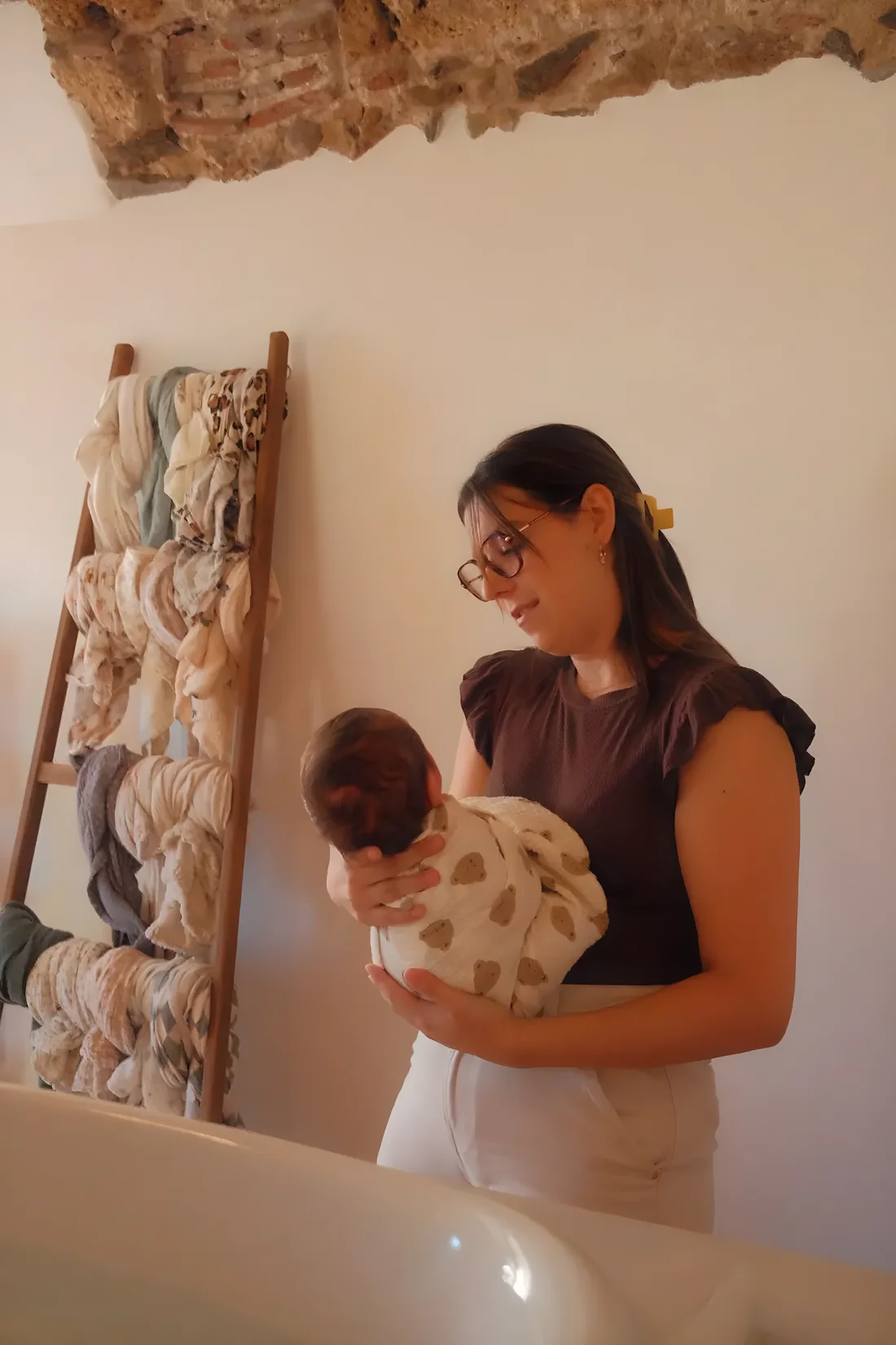 Sophie tenant un nouveau-né avant le Bain d’Accueil du Nouveau-né®